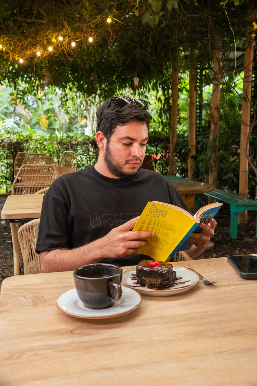 Giovanny Varón leyendo en una cafetería
